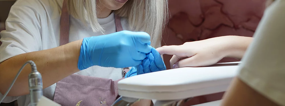 ściąganie paznokci żelowych