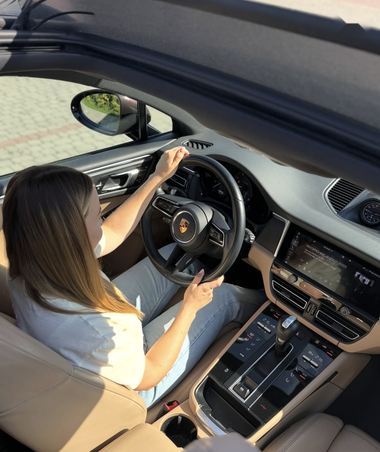 Justyna za kierownicą swojego Porsche